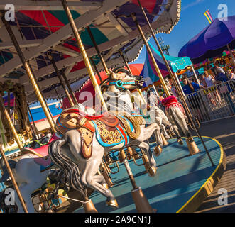 2 septembre 2012 - Vancouver, Canada : Détail de carrousel vintage coloré promenade à cheval au congrès annuel de l'Exposition nationale du Pacifique, en fin d'après-midi. Banque D'Images