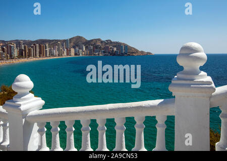 La plage de Levante, vue depuis le belvédère à Plaza del Castell à Benidorm, Espagne. Banque D'Images