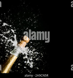 L'image d'un bouchon de champagne éclater Banque D'Images