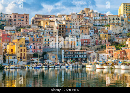 La ville colorée de Sciacca donnant sur le port. Province d'Agrigente, en Sicile. Banque D'Images