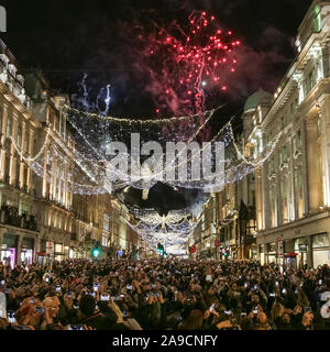 Regent Street, Londres, Royaume-Uni. 14Th Nov, 2019. Accompagner l'artifice sur l'interrupteur des feux. La plus grande installation de l'éclairage de Noël à Londres, Regent Street's "l'esprit de Noël", avec les anges lumineux déployant leurs ailes, est allumé avec un programme d'apparitions sur scène, artistes, activités festives, nourriture et boissons. Credit : Imageplotter/Alamy Live News Banque D'Images