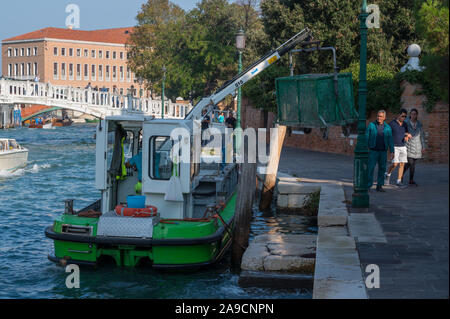 Collecte des ordures en bateau à Venise, Italie Banque D'Images