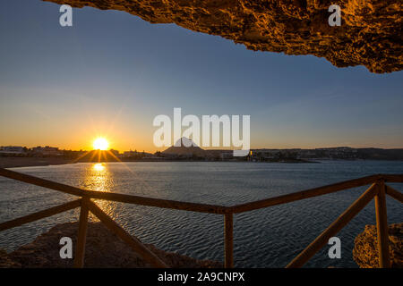 Vue au coucher du soleil du Montgo massif et la plage d'Arenal, dans la ville côtière de Javea sur la Costa Blanca, Espagne. Banque D'Images