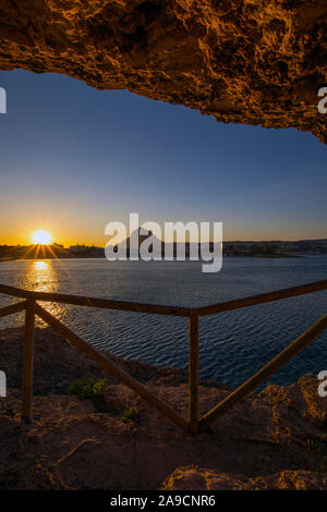 Vue au coucher du soleil du Montgo massif et la plage d'Arenal, dans la ville côtière de Javea sur la Costa Blanca, Espagne. Banque D'Images