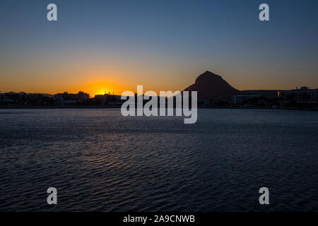 Un coucher de soleil sur la montagne Montgo, dans la belle ville côtière de Javea en Espagne. Banque D'Images