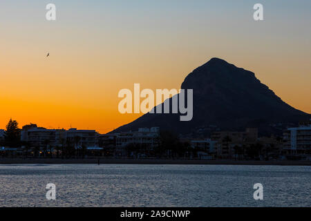 Un coucher de soleil sur la montagne Montgo, dans la belle ville côtière de Javea en Espagne. Banque D'Images