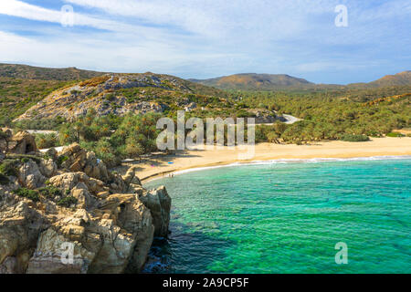 Paysage pittoresque de palmiers, eau turquoise et plage tropicale, Vai, Crète, Grèce. Banque D'Images