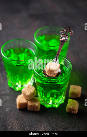 Verres d'absinthe de sucre brun Banque D'Images