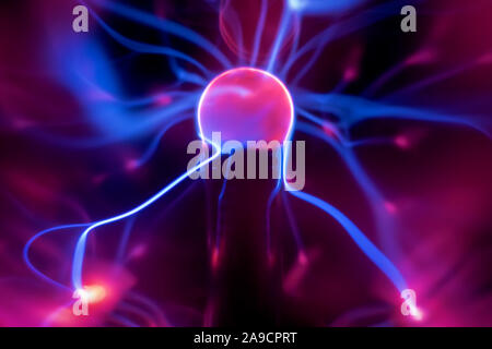 L'image d'une lampe à plasma avec des faisceaux de lumière en mouvement Banque D'Images