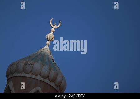 Symbole du croissant de l'Islam sur le dessus de la coupole d'un minaret d'un dôme contre un ciel bleu clair Banque D'Images