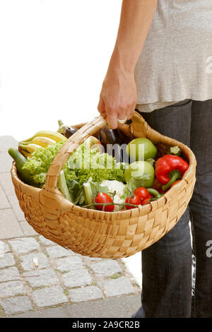 Shopping, panier, la nutrition, la santé, l'alimentation saine, des fruits et légumes Banque D'Images