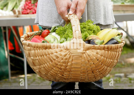 Shopping, panier, la nutrition, la santé, l'alimentation saine, des fruits et légumes Banque D'Images