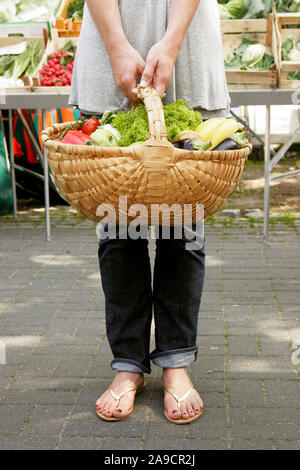 Shopping, panier, la nutrition, la santé, l'alimentation saine, des fruits et légumes Banque D'Images