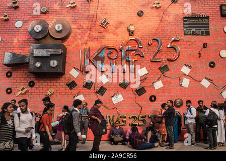 (191114) -- KOLKATA (Inde), le 14 novembre 2019 (Xinhua) -- Les visiteurs attendre pour regarder un film à l'extérieur d'une salle de cinéma pendant le Festival International du Film de Kolkata de Kolkata, Inde, le 14 novembre 2019. Un total de 366 films sont présentés au festival du 8 novembre au 15 novembre. (Xinhua/Tumpa Mondal) Banque D'Images