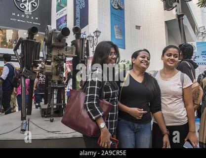 (191114) -- KOLKATA (Inde), le 14 novembre 2019 (Xinhua) -- Les visiteurs posent pour des photos devant une salle de cinéma pendant le Festival International du Film de Kolkata de Kolkata, Inde, le 14 novembre 2019. Un total de 366 films sont présentés au festival du 8 novembre au 15 novembre. (Xinhua/Tumpa Mondal) Banque D'Images