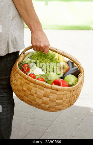 Shopping, panier, la nutrition, la santé, l'alimentation saine, des fruits et légumes Banque D'Images