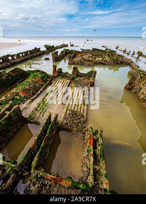 Vue sur un coquillage et couverts d'algues les restes d'une épave de navire de guerre mondiale à une plage dans le nord de la France Banque D'Images