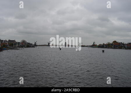 Zaandam, pays-Bas. 11 novembre 2019. Moulins à vent hollandais historiques à Zaanse Schans le long de la rivière de Zaan. Banque D'Images