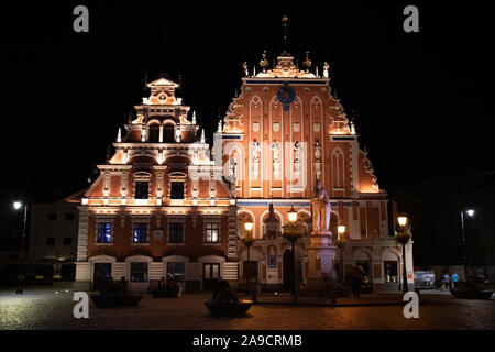 Construction de la Fraternité des points noirs, l'un des bâtiments les plus emblématiques de la vieille ville de Riga, Lettonie, vision de nuit Banque D'Images