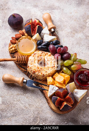 Pour le vin, apéritif assiette de fromage aux raisins et figues Banque D'Images