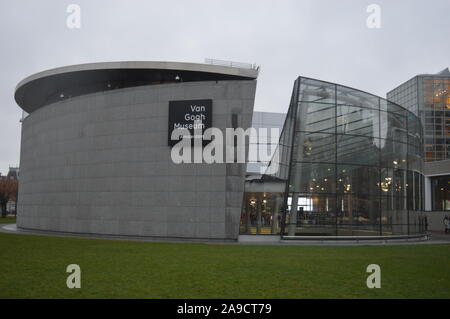 Amsterdam, pays-Bas. 11 novembre 2019. L'extérieur du musée Vincent van Gogh dédié aux œuvres de Vincent van Gogh. Banque D'Images