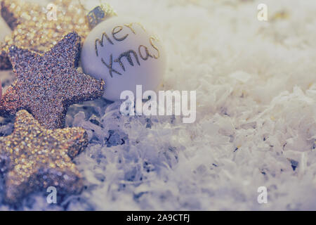 Bal de Noël avec le texte anglais - Joyeux Noël- situé à côté de la dentelle étoiles comme carte de souhaits Banque D'Images