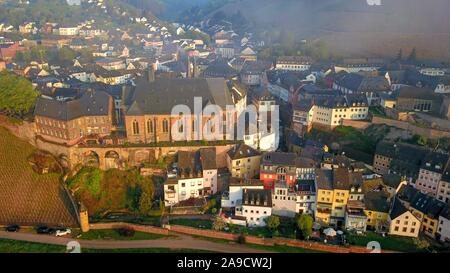 Saarburg de Saar river avec église Laurentius et cascade, 3621 district, Rhénanie-Palatinat, Allemagne Banque D'Images