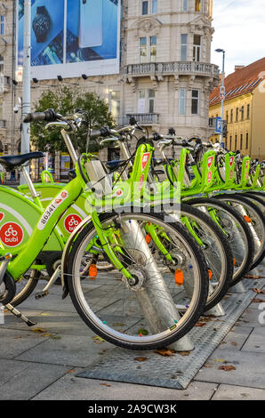 Paris, France - Nov 6, 2019 : les espaces verts location de vélos dans le centre de la capitale hongroise. De vélo-partage. Eco-friendly moyenne de transport. Les mesures écologiques dans les villes. Location. Banque D'Images