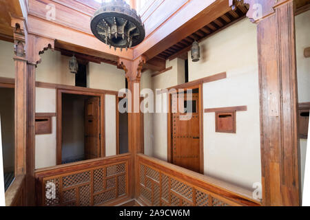 Fes, Maroc. Le 9 novembre 2019. vue de l'intérieur chambres de l'Al Madrasa Attarine Banque D'Images