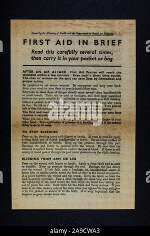 Brochure « premiers soins en bref » publiée par le ministère de la Santé pour que les gens puissent à tout moment transporter des souvenirs de répliques de l'ère Blitz des années 1940. Banque D'Images