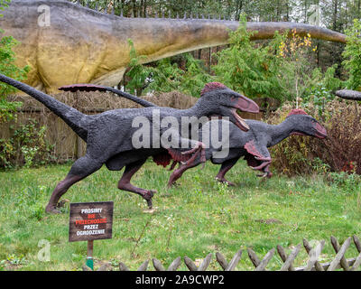 La Pologne, BALTOW - Octobre 19..2019 la Pologne. Jurassic Park à Bałtów. La reconstruction de l'velociraptor de l'exposition à l'air libre du parc. Banque D'Images