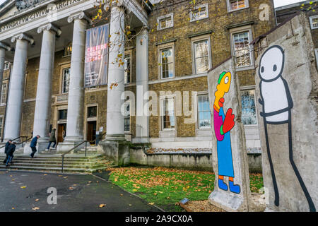 Mur est constitué de 2 morceaux par STIK et Thierry Noir peint sur sections d'origine du mur de Berlin, pour commémorer le 30e anniversaire de sa chute. Banque D'Images