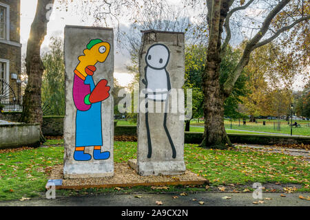 Mur est constitué de 2 morceaux par STIK et Thierry Noir peint sur sections d'origine du mur de Berlin, pour commémorer le 30e anniversaire de sa chute. Banque D'Images