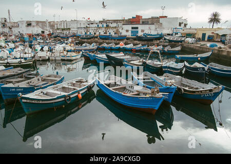 Bateaux de pêche dans le port de Tanger, Maroc Banque D'Images