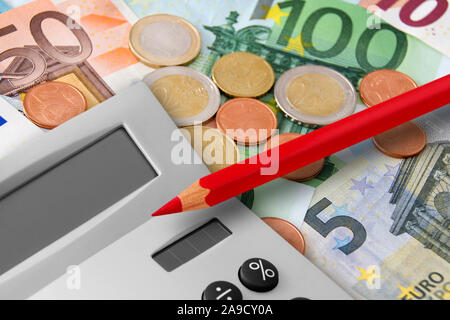 Euro et stylo rouge avec la calculatrice Banque D'Images