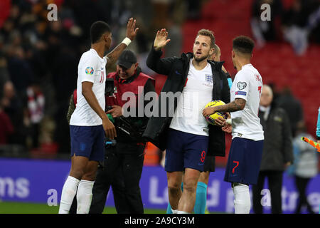 Londres, Royaume-Uni. 14Th Nov, 2019. Harry Kane, de l'Angleterre, tient le match ball après son hat-trick qu'il célèbre avec Marcus Rashford de l'Angleterre à la fin de la partie. L'UEFA Euro 2020, un match de qualification du groupe, l'Angleterre v Monténégro au stade de Wembley à Londres, le jeudi 14 novembre 2019. Usage éditorial seulement. Cette image ne peut être utilisé qu'à des fins rédactionnelles. Usage éditorial uniquement, licence requise pour un usage commercial. Aucune utilisation de pari, de jeux ou d'un seul club/ligue/dvd publications photos par Andrew Andrew/Verger Verger la photographie de sport/Alamy live news Banque D'Images