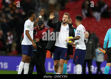 Londres, Royaume-Uni. 14Th Nov, 2019. Harry Kane, de l'Angleterre, tient le match ball après son hat-trick qu'il célèbre avec Marcus Rashford de l'Angleterre à la fin de la partie. L'UEFA Euro 2020, un match de qualification du groupe, l'Angleterre v Monténégro au stade de Wembley à Londres, le jeudi 14 novembre 2019. Usage éditorial seulement. Cette image ne peut être utilisé qu'à des fins rédactionnelles. Usage éditorial uniquement, licence requise pour un usage commercial. Aucune utilisation de pari, de jeux ou d'un seul club/ligue/dvd publications photos par Andrew Andrew/Verger Verger la photographie de sport/Alamy live news Banque D'Images