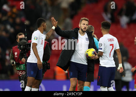 Londres, Royaume-Uni. 14Th Nov, 2019. Harry Kane, de l'Angleterre, tient le match ball après son hat-trick qu'il célèbre avec Marcus Rashford de l'Angleterre à la fin de la partie. L'UEFA Euro 2020, un match de qualification du groupe, l'Angleterre v Monténégro au stade de Wembley à Londres, le jeudi 14 novembre 2019. Usage éditorial seulement. Cette image ne peut être utilisé qu'à des fins rédactionnelles. Usage éditorial uniquement, licence requise pour un usage commercial. Aucune utilisation de pari, de jeux ou d'un seul club/ligue/dvd publications photos par Andrew Andrew/Verger Verger la photographie de sport/Alamy live news Banque D'Images