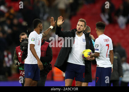 Londres, Royaume-Uni. 14Th Nov, 2019. Harry Kane, de l'Angleterre, tient le match ball après son hat-trick qu'il célèbre avec Marcus Rashford de l'Angleterre à la fin de la partie. L'UEFA Euro 2020, un match de qualification du groupe, l'Angleterre v Monténégro au stade de Wembley à Londres, le jeudi 14 novembre 2019. Usage éditorial seulement. Cette image ne peut être utilisé qu'à des fins rédactionnelles. Usage éditorial uniquement, licence requise pour un usage commercial. Aucune utilisation de pari, de jeux ou d'un seul club/ligue/dvd publications photos par Andrew Andrew/Verger Verger la photographie de sport/Alamy live news Banque D'Images