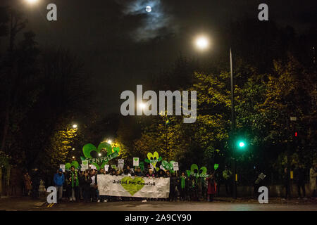 Londres, Royaume-Uni. 14 novembre, 2019. Les membres de la communauté de Grenfell, rejoint par les pompiers et wellwishers, prendre part à la 29e marche silencieuse autour de Grenfell North Kensington sur l'anniversaire mensuel de la tour Grenfell fire le 14 juin 2017 au cours de laquelle 72 personnes sont mortes. Il a été un mois difficile pour la communauté de Grenfell, à la suite de la publication de la première phase de la communauté Grenfell et très insensible commentaires de chef de la Chambre des communes Jasob Rees-Mogg. Credit : Mark Kerrison/Alamy Live News Banque D'Images