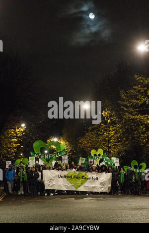 Londres, Royaume-Uni. 14 novembre, 2019. Les membres de la communauté de Grenfell, rejoint par les pompiers et wellwishers, prendre part à la 29e marche silencieuse autour de Grenfell North Kensington sur l'anniversaire mensuel de la tour Grenfell fire le 14 juin 2017 au cours de laquelle 72 personnes sont mortes. Il a été un mois difficile pour la communauté de Grenfell, à la suite de la publication de la première phase de la communauté Grenfell et très insensible commentaires de chef de la Chambre des communes Jasob Rees-Mogg. Credit : Mark Kerrison/Alamy Live News Banque D'Images