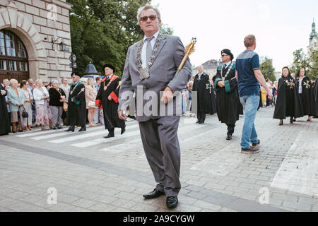 Procession dans les rues de Cracovie, Pologne Banque D'Images