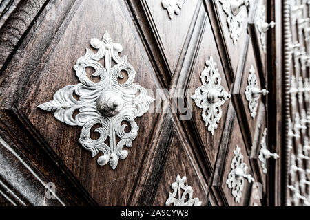 Détails de la porte d'entrée à l'église Saint Michel à Passau Banque D'Images