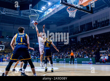 # 40 Luis Scola d'AX Armani Exchange Milan vu en action contre Khimki Moscow pendant le cycle 8 correspond à la Turkish Airlines Euroleague.(score final ; Khimki Moscow a gagné 87:79 AX Armani Exchange Milan) Banque D'Images