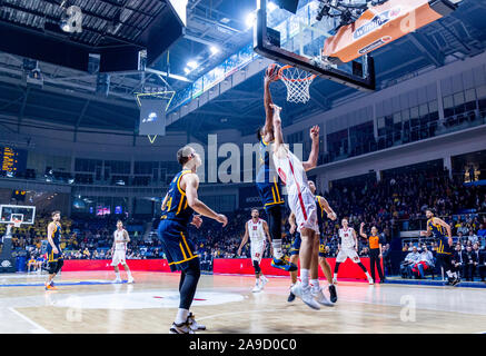 # 40 Luis Scola d'AX Armani Exchange Milan vu en action contre Khimki Moscow pendant le cycle 8 correspond à la Turkish Airlines Euroleague.(score final ; Khimki Moscow a gagné 87:79 AX Armani Exchange Milan) Banque D'Images