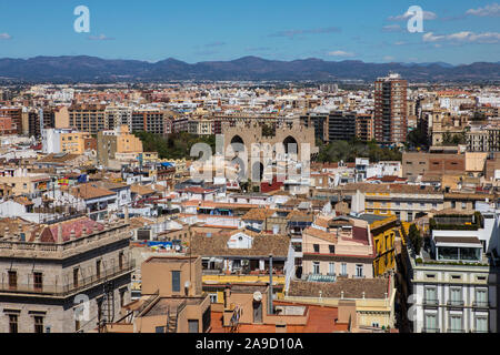 Vue de la tour Torre del Micalet ou El Miguelete - le clocher de la cathédrale de Valence en Espagne. La porte de la ville de Torres de Serranos peut être vu. Banque D'Images