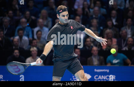 O2, Londres, Royaume-Uni. 14 novembre 2019. Soirée finale ATP Nitto match simple, Novak Djokovic (SRB) (2) vs Roger Federer (SUI) (3), Federer progressant vers les demi-finales après avoir remporté 6-4 6-3. Credit : Malcolm Park/Alamy Live News. Banque D'Images