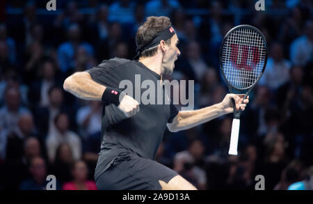 O2, Londres, Royaume-Uni. 14 novembre 2019. Soirée finale ATP Nitto match simple, Novak Djokovic (SRB) (2) vs Roger Federer (SUI) (3), Federer fête ses gagner et progresser pour les demi-finales après avoir remporté 6-4 6-3. Credit : Malcolm Park/Alamy Live News. Banque D'Images