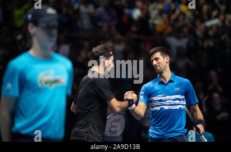 O2, Londres, Royaume-Uni. 14 novembre 2019. Soirée finale ATP Nitto match simple, Novak Djokovic (SRB) (2) vs Roger Federer (SUI) (3), Federer progressant vers les demi-finales après avoir remporté 6-4 6-3. Credit : Malcolm Park/Alamy Live News. Banque D'Images