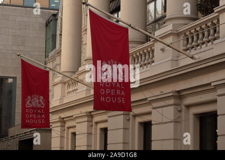 Les drapeaux sont visibles à l'extérieur du Royal Opera House de Londres, Angleterre, Royaume-Uni. Banque D'Images